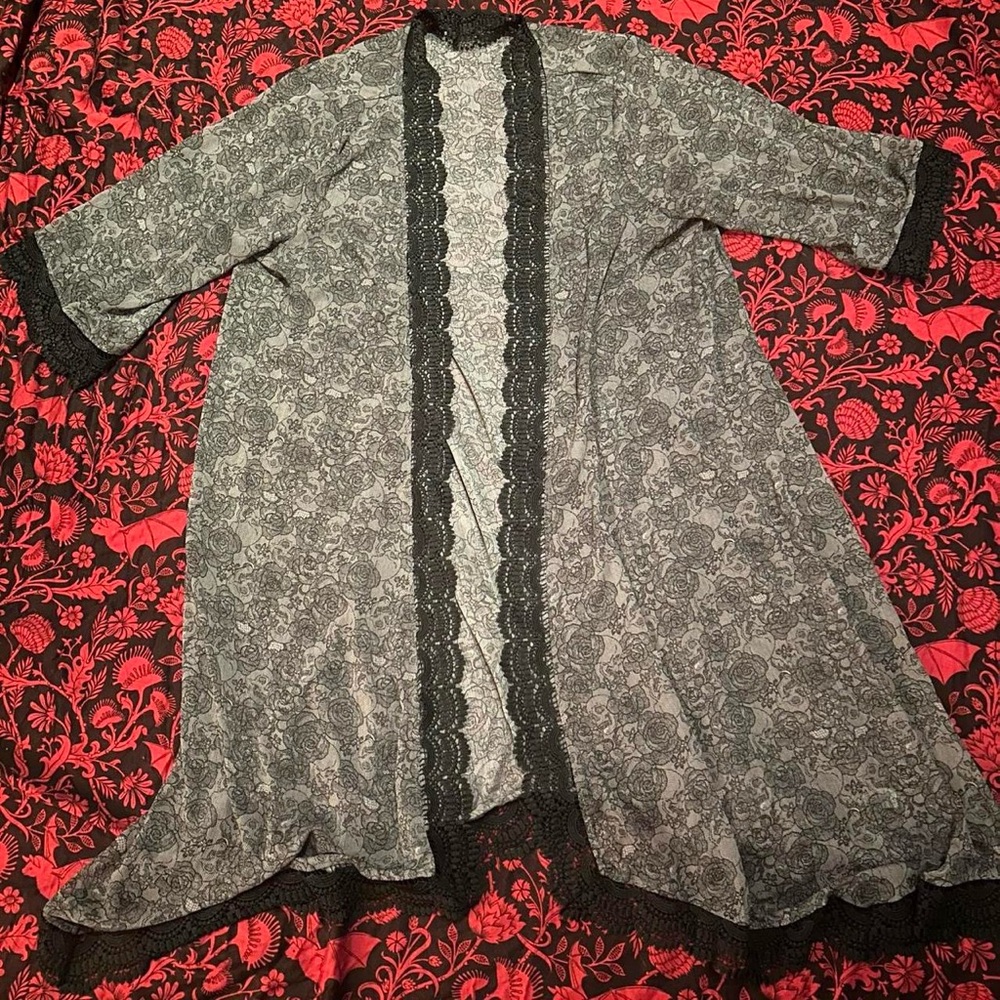 torrid Black & Gray Lace-Trim Floral Kimono Size 1/2